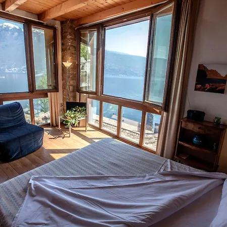 Pra De La Fam Bed & Breakfast *